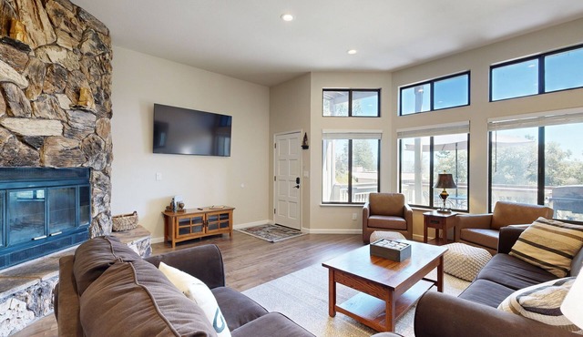 Home located on golf course with pool access, wifi, and outdoor dining