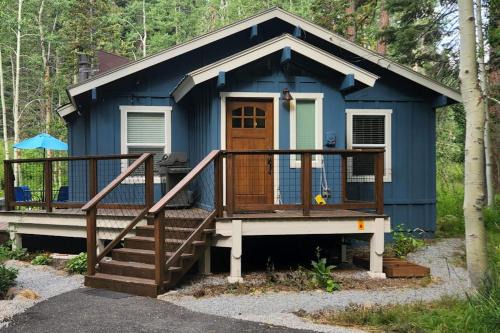 Homewood Cabin Among the Pines with private hot tub - dog-friendly