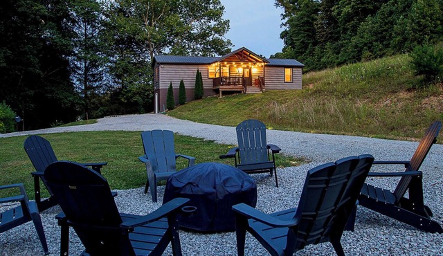 Hot Tub + Arcade + Fire Pit, Shuffleboard, Dogs OK in Logan