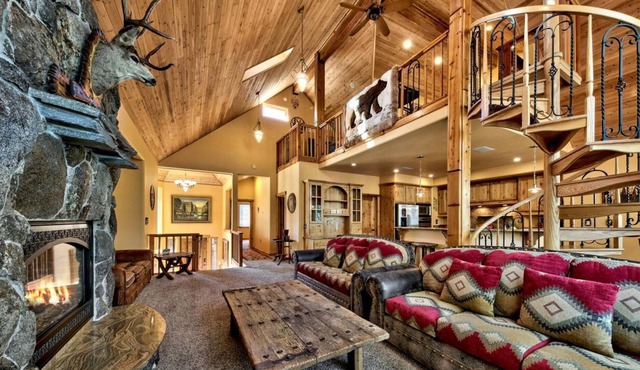 Hot Tub! EV Charger! Pool Table! Dog Friendly!