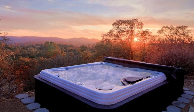 Hot Tub, Privacy, Fire Pit, Pool Table, Ping Pong, Amazing Views!