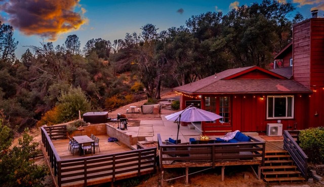 Hot tub under the stars, Mountain views from Game room. Family-friendly Yosemite fun
