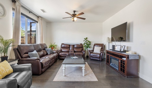 Huge 5-bedroom 4 bath-30 minutes to Lake Tahoe-Outdoor Oasis