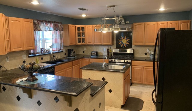 HUGE Family/Team/Group Luxury Home, Pets & Wheelchair Friendly, Sleeps 13-18