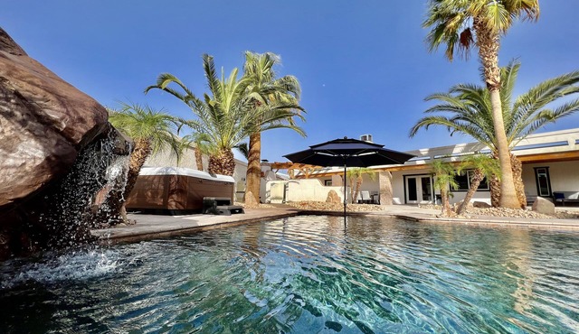 Huge FREE heated pool, hot tub, game rm/sleeps 16