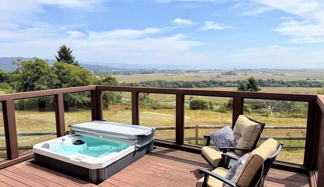 Humboldt Horizon Retreat-Hot Tub and Pet Friendly