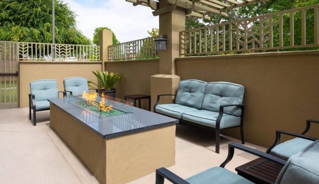 Ideal for Groups: 3 Suites w/Kitchen & Separate Living Area, Pets Are Allowed