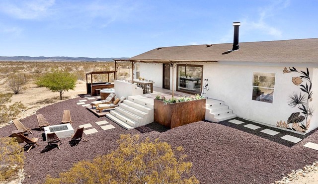 Impressive Cottage with Fire Pit, Hot-tub and Barbecue in Joshua Tree, California