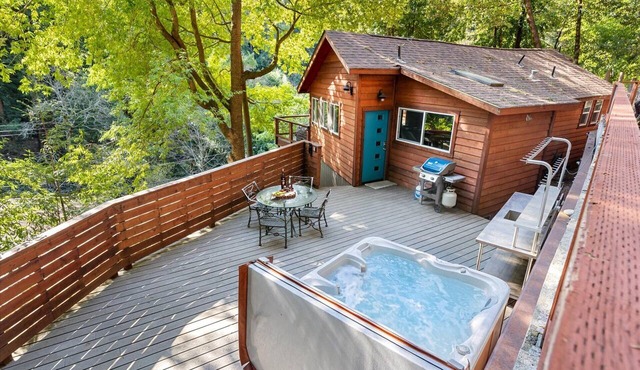 In Guerneville near Russian River! Treetop Cabin! HtTb/Pup~Sydney's Retreat