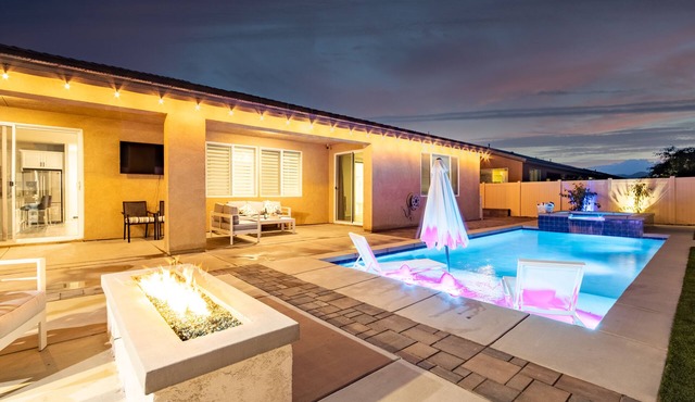 Indio Spacious Entertaining Hideaway Pool Hot Tub