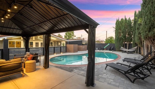 *Indoor/Outdoor Living* Htd Pool, Cabana, Bbq