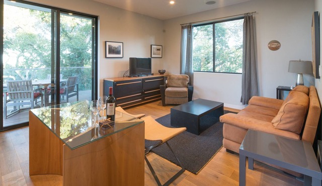 Inspiring Stanford guesthouse with access, views