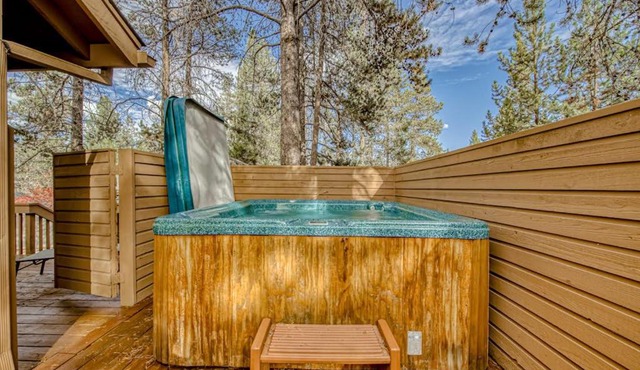 Inviting Updated Sunriver Home in Great Location with Large Deck Private Hot Tub in Sunriver