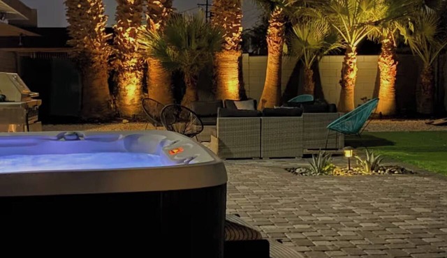 Jacuzzi Huge Yard Sleeps 8-10 Modern spacious layout 5 minutes to strip
