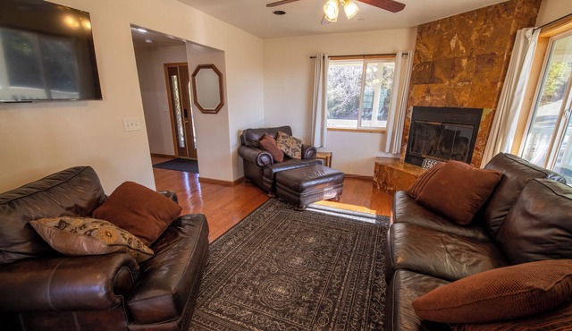 Julian-Cuyamaca House- wrap around deck & views of Lake Cuyamaca!