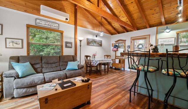 JUST FOR 2! NEAR ENTERTAINMENT/RESTAURANTS - HOT TUB - FIRE PIT - BBQ & A/C