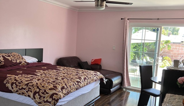 Just the two of us- Romantic pool view and private entry Sleeps 2 Near CSUN