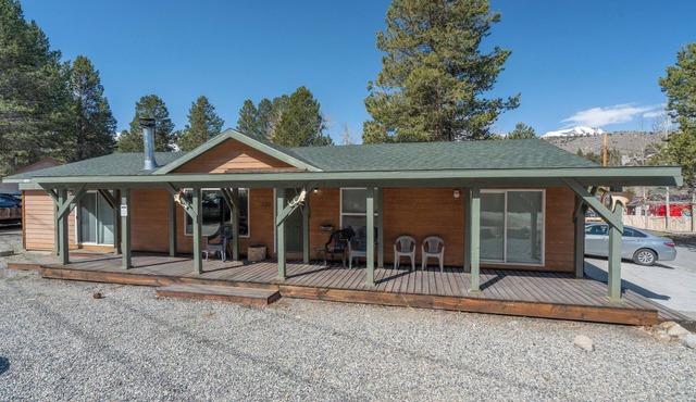 Kenton House- Village Location, Walk to both June & Gull Lakes and Shops and Restaurants