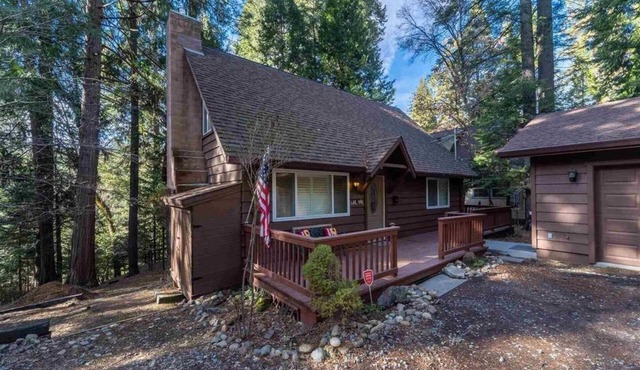 Kid & Pet Friendly Beautiful Fully Functioning Cabin Sleeps 8