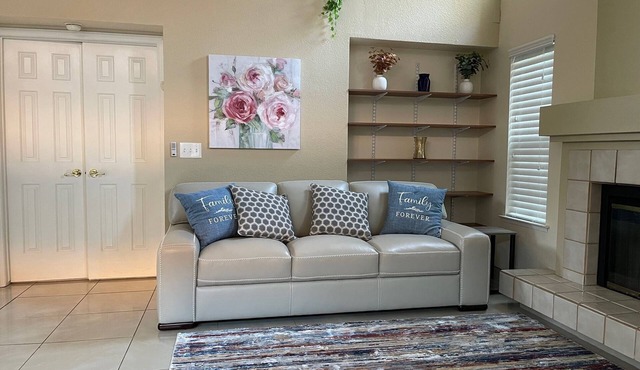 King bed in gated community very next to Woodward Park. Waking, dinning & shops