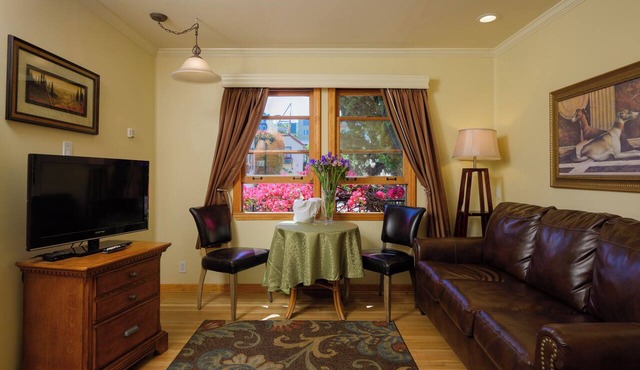 King Suite in San Francisco Marina District with Courtyard View & Garage Parking