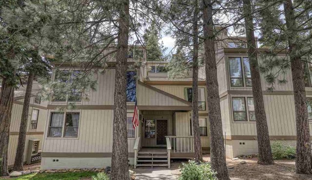 Kings Beach 2 bed townhouse minutes from Lake Tahoe and Northstar