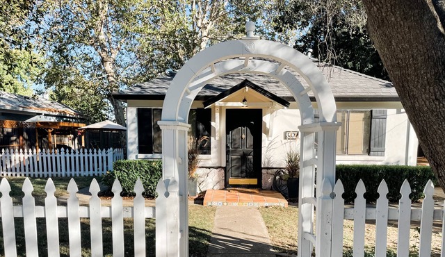 Kippy’s Cottage- Walk To Everything in Downtown Loomis in Loomis