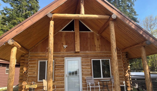 Knute’s Kozy Kabin - rustic charm/log cabin & modern comfort—dog/family friendly in Noxon
