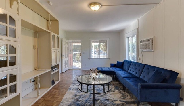 LA 3 bedroom Charmer - Large Guest House
