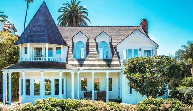 La Jolla Cape Cod Beauty: Steps to the Beach and Village, Ocean Views, 2 Yards! in San Diego