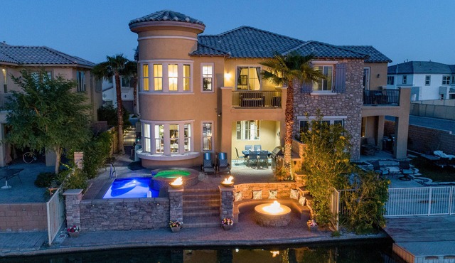 Lago Vista Lake front house with lake and mountain views! Near Coachella!