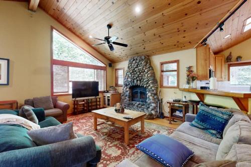 Lake Tahoe Cabin with Hot Tub Private Studio & Yard - Near Resorts