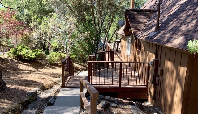 Lakefront Cabin Near Yosemite