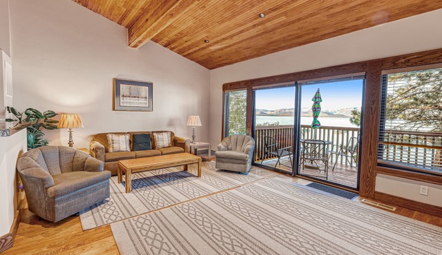 Lakefront getaway with Private beach access & balcony, sleeps 6
