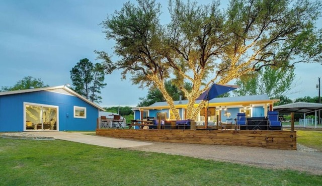 Lakefront Living with Pickleball, Basketball, Hot Tub & Lake activities in Gordon