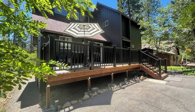 Lakeshore Luxury: A Family Retreat for Every Season with LAKE ACCESS!