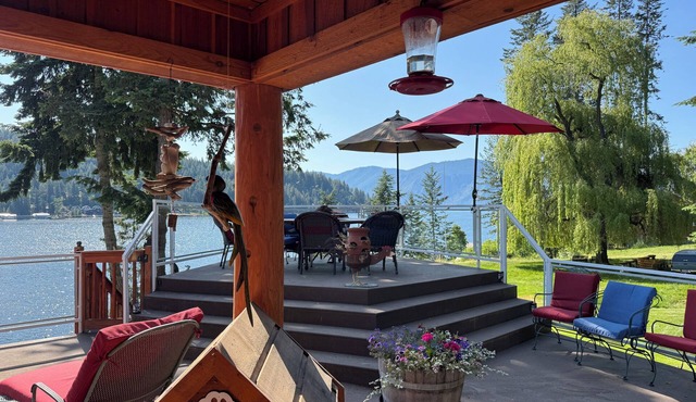 LAKESIDE LODGE. GARFIELD BAY WATERFRONT. TWO DECKS. DOCK. GREAT MOUNTAIN VIEWS. in Sagle