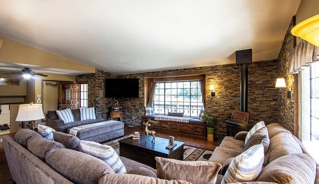 Large and Cozy Kernville Cabin w/2 Wraparound Porches Near Kern River