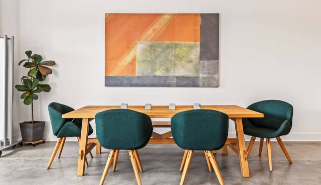 Large artist's loft, 2 blocks from beach