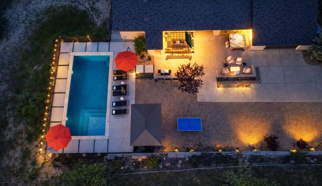 Large Cozy Estate w/VIEWS! 5 Min to Downtown