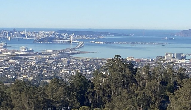 Large Family Home in the Oakland Hills - Panoramic Bay Views and Regional Parks!