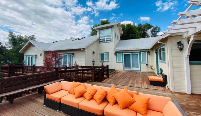 Large Lake Retreat - 7000 sqft - 5 min to lake beach!