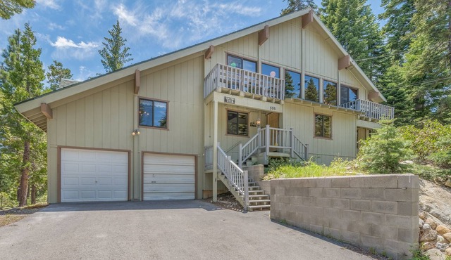Large Pet Friendly Home- Chamberlands Pool and Beach- One Block from Trails
