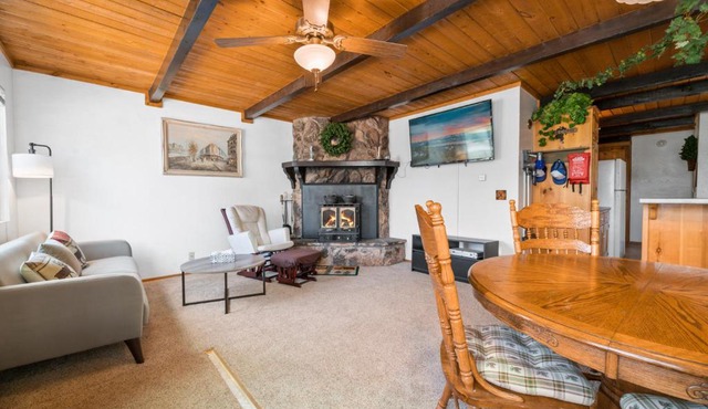 Lazy Bear Cabin -Beautiful mountaineer style cabin with wood ceilings and beamed accents