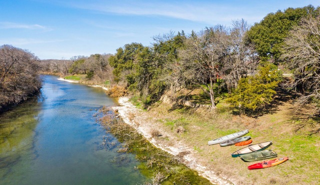 Lazy River Cottage on the Middle Bosque River - kayaks and boats available. in McGregor