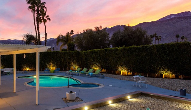 Lena's Hideaway – Swanky Mid-Mod Palm Springs Retreat in Palm Springs