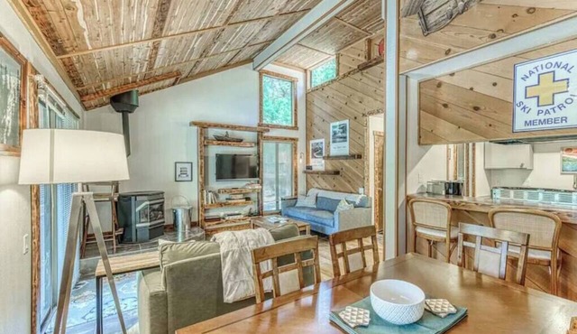 Little Ski Lodge-Across from Pool, Spa & Sauna!
