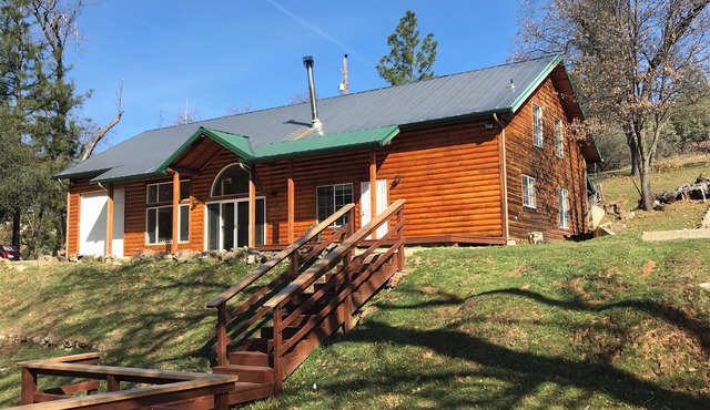 Loft Cabin with beautiful deck near Bass Lake