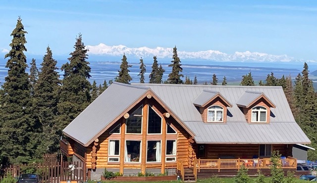 Log home mother-in-law apartment in scenic Anchorage hillside neighborhood in Anchorage