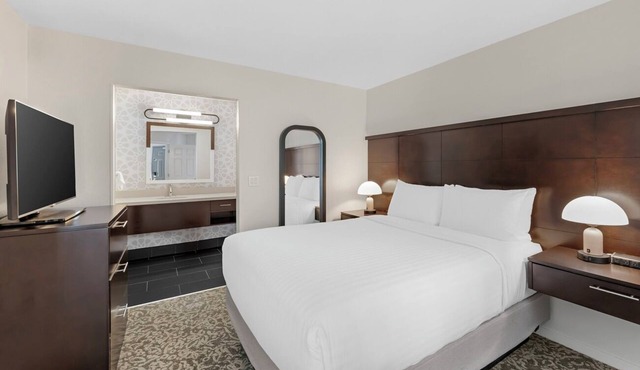Look No More! Three Family-friendly Suites with Kitchens, Pool, Free Breakfast!
